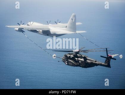 Un MH-53E Sea Dragon ravitaille en hélicoptère. (25896679180). Banque D'Images