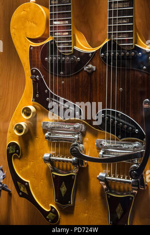 Un gros plan d'une double manche Guitare électrique sur l'affichage à la Country Music Hall of Fame à Nashville, Tennessee, USA Banque D'Images