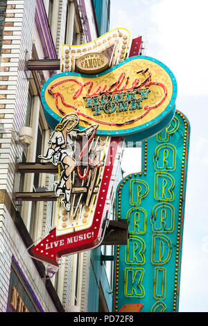 L'enseigne au néon au-dessus de l'Honky Tonk's Nudie à Nashville, Tennessee, USA Banque D'Images