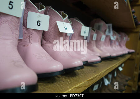 Rangées de bottes de cowgirl rose pour filles en vente dans une boutique d'amorçage à Nashville, TN, USA Banque D'Images