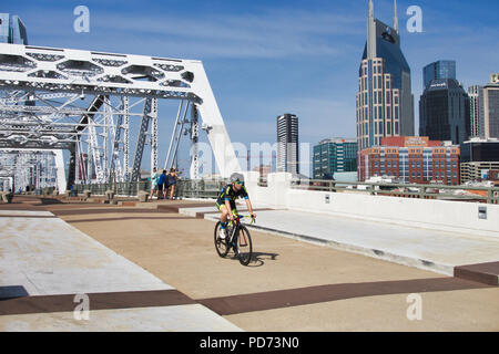 Une vue sur le centre-ville de Nashville, Tennessee skyline à partir de John Seigenthaler passerelle pour piétons. Le pont de la botte traverse la rivière Cumberland. Banque D'Images