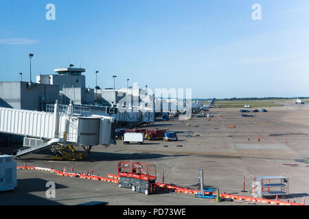 Pont de l'avion est l'allée menant à avion pour passagers. Pont de l'avion permet aux passagers d'entrer ou sortir de l'avion. Nashville International Air Banque D'Images