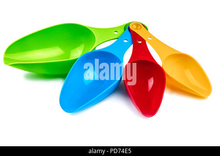 Ensemble de cuillères à mesurer en plastique colorées isolé sur fond blanc avec l'ombre. Vert, Bleu, rouge, orange et cuillère en plastique. Jouet pour enfants Banque D'Images