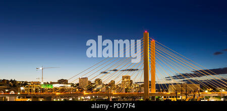 East 21st Street sur Thea Foss Waterway dans Tacoma Washington au cours de soir blue hour panorama Banque D'Images