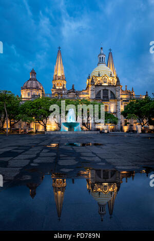 Cathédrale de Guadalajara, au Mexique, au crépuscule. Banque D'Images