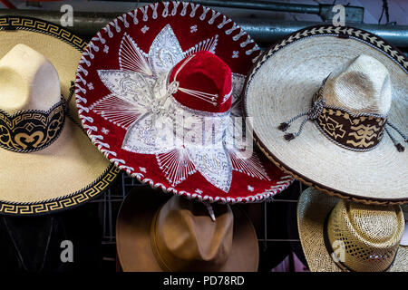 Sombreros mexicains dans le marché San Juan de Dios de Guadalajara, au Mexique. Banque D'Images