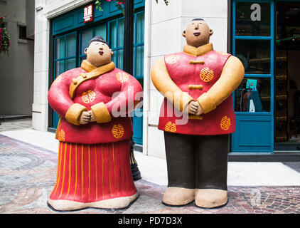 HONG KONG, CHINE - 3 avril 2016 : deux statues de Chinois et Chinoises en hôtellerie costume rouge en face de l'entrée de restaurant le Avr 3, 2016 à Hong K Banque D'Images