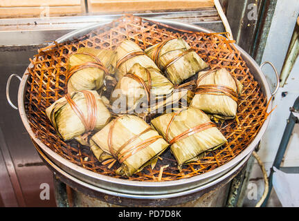 Feuilles de bananier envelopper riz vapeur sur l'alimentation de rue à Hong Kong Banque D'Images