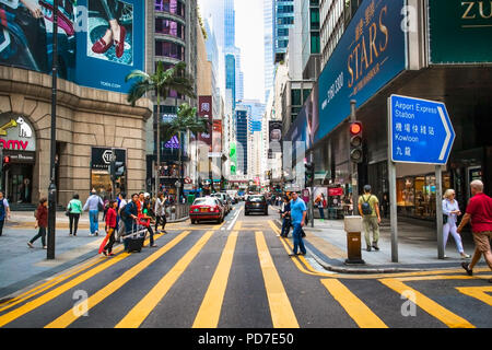 HONG KONG, CHINE - Apr 4, 2016 : les touristes non identifiés à pied par la rue à Hong Kong on Apr 4, 2016, la Chine. Banque D'Images