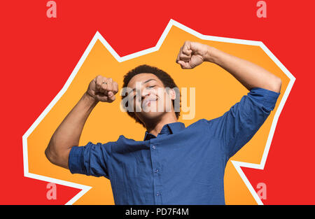 J'ai gagné. Large succès happy man celebrating être un gagnant. Image dynamique de l'afro modèle masculin sur green studio arrière-plan. La victoire, delight concept. La notion d'émotions faciales. Couleurs tendance Banque D'Images