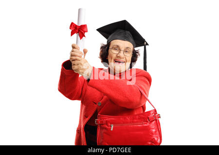 Senior lady joyeuse avec un diplôme et une graduation hat isolé sur fond blanc Banque D'Images