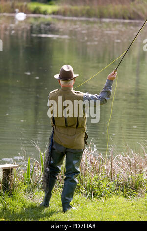 Chalke stream la pêche à la mouche de la truite sauvage et l'ombre Banque D'Images