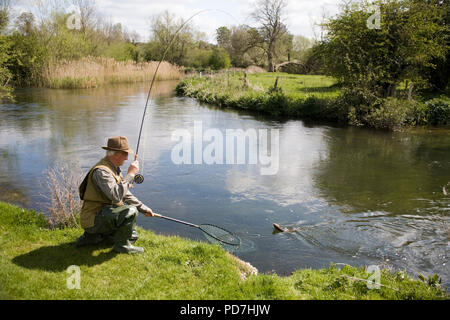 Chalke stream pêche à la mouche - truite au cours d'empêcher le filet Banque D'Images