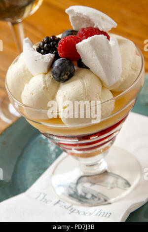 Trifle dessert traditionnel anglais Banque D'Images