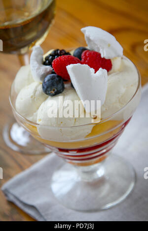 Trifle dessert traditionnel anglais Banque D'Images