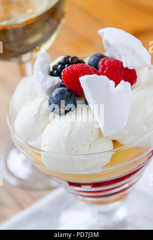 Trifle dessert traditionnel anglais Banque D'Images