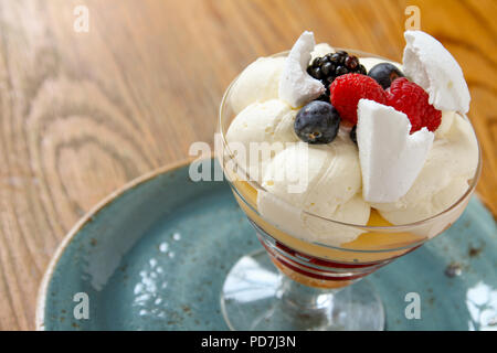 Trifle dessert traditionnel anglais Banque D'Images