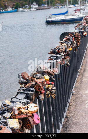 Clôture avec serrures de l'amoureux dans la ville russe de Vyborg. Selective focus Banque D'Images