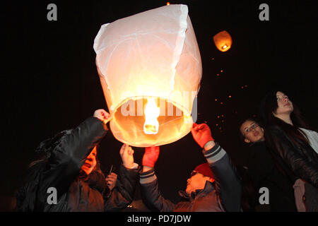 Les gens de presse de nombreuses lanternes de ciel pour la célébration de la lumière, pour s'amuser et faire des voeux à Sofia, Bulgarie - 02 déc., 2011. Le Diwali ou Deepavali Hindu Banque D'Images