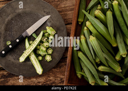 Préparation des légumes gombo Banque D'Images