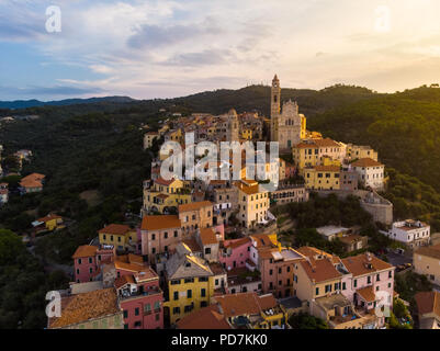 Vue aérienne Cervo ville médiévale sur la côte méditerranéenne, riviera ligure, Italie, avec la belle église baroque et la tour des cloches. Le tourisme d'été Banque D'Images