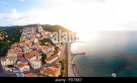 Vue aérienne Cervo ville médiévale sur la côte méditerranéenne, riviera ligure, Italie, avec la belle église baroque et la tour des cloches. Le tourisme d'été Banque D'Images