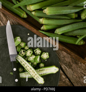 Préparation des légumes gombo Banque D'Images