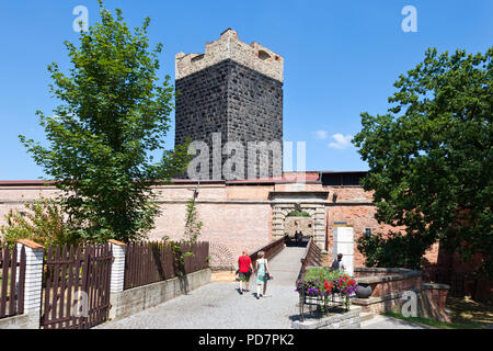 Cerna vez un goticky hrad z 12. L'ADAC., Cheb, Ceska Republika / Black tower et château gothique, Cheb, ville de Bohême de l'Ouest, République Tchèque Banque D'Images