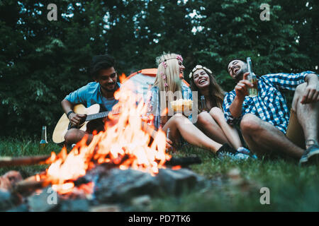 Cheerful young friends having fun par camp Banque D'Images