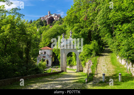 Vue sur les chapelles et la voie sacrée de Sacro Monte di Varese, UNESCO World Heritage Site. Sacro Monte di Varese, Varèse, Lombardie, Italie. Banque D'Images