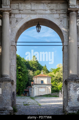 Vue sur les chapelles et la voie sacrée de Sacro Monte di Varese, UNESCO World Heritage Site. Sacro Monte di Varese, Varèse, Lombardie, Italie. Banque D'Images