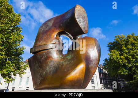 L'Angleterre, Londres, Westminster, Millbank, Riverside Walk Gardens, la sculpture intitulée "La Paix" de verrouillage par Henry Moore datée 1963 Banque D'Images