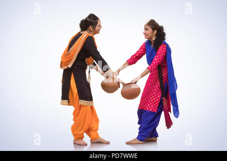 Deux femmes dansant avec le pot en terre Banque D'Images