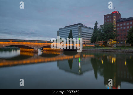 Vue du coucher de soleil d'kaisaniemenlahti bay, à Helsinki, Finlande Banque D'Images