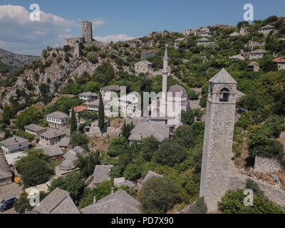 Počitelj est une ville fortifiée à partir de la période ottomane en Bosnie et Herzégovine. Il est positionné dans le canyon de la rivière Neretva. Banque D'Images