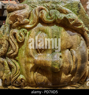 Gorgone Méduse tête dans la Citerne Basilique (Yerebatan Sarnici) - ancien réservoir d'eau souterraine à Istanbul, Turquie Banque D'Images