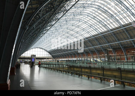 La poutre du toit de la gare de St Pancras, Londres Banque D'Images