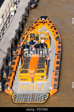 Voir d'Hurley costaud, une MkII E-class lifeboat amarré à la station de sauvetage de la RNLI, sur le Victoria Embankment, London Banque D'Images