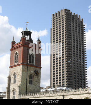 L'église de St Giles Cripplegate contraste avec une tour du Barbican estate, Londres, UK Banque D'Images