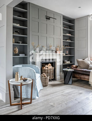 George Smith Vintage canapé en cuir dans le salon avec lambris et frotté de parquet. La table ronde est de côté et Linley le petit bras Banque D'Images