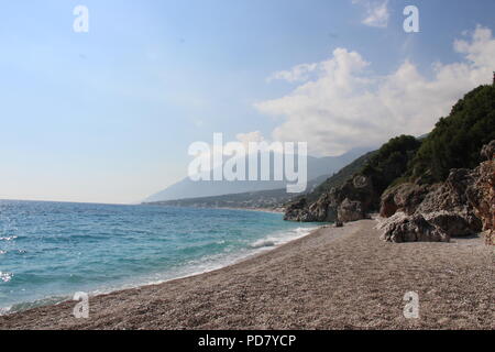 Switzerland Beach est un village dans le sud de l'Albanie dans l'Bashkia Himara. Sur le long de la plage a développé un village touristique. Banque D'Images