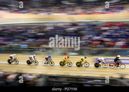 Great Britain's Sophie Capewell (deuxième à gauche), est en concurrence dans le keirin femmes chauffe au cours de la sixième journée des Championnats d'Europe 2018 au Sir Chris Hoy vélodrome, Glasgow. Banque D'Images