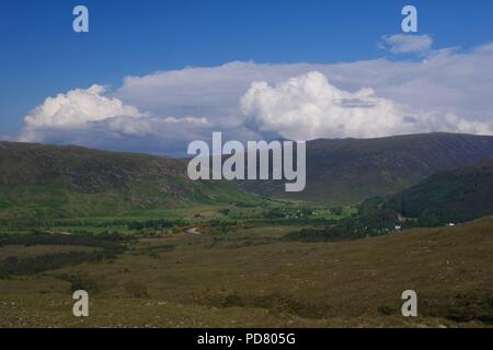 En regardant à travers de spectaculaires de Beinn Eighe Kinlochewe Village. Highlands écossais de montagne en été. Torridon, Ecosse, Royaume-Uni. Banque D'Images