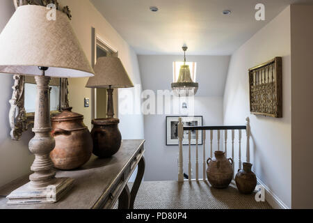 Collection de vases antiques sur l'étage palier avec table console et paire de grandes lampes de table Banque D'Images