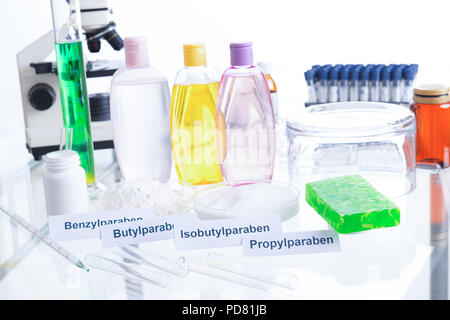 Les additifs nocifs dans les cosmétiques. Laboratoire avec des substances chimiques. Banque D'Images