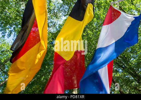 German-Belgian-frontière hollandaise à la région des trois frontières à Aix-la-Chapelle et Vaals avec agitant drapeaux de ces pays comme arrière-plan Banque D'Images