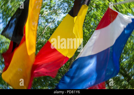 German-Belgian-frontière hollandaise à la région des trois frontières à Aix-la-Chapelle et Vaals avec agitant drapeaux de ces pays comme arrière-plan Banque D'Images