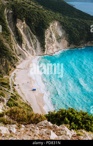 Tourisme à elle seule tente sur le célèbre Plage de Myrtos. Les grandes vagues de mousse rouler vers la baie. Kefalonia, Grèce Banque D'Images