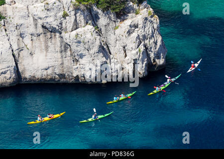 Les kayaks de mer, en Vaux creek, Cassis, Bouches-du-Rhône, France Banque D'Images