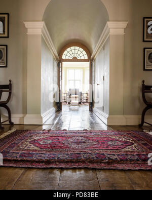 Tapis anciens dans le hall menant à la salle à manger avec double porte Banque D'Images